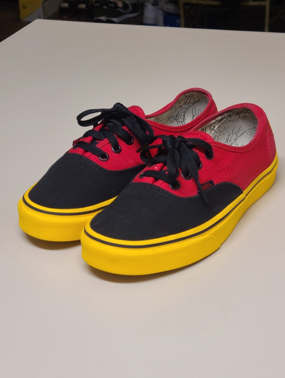 Vans X Disney Authentic Mickey Mouse low top skateboard sneakers size 7.5